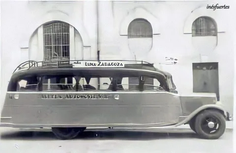 Autobús antiguo frente a un edificio