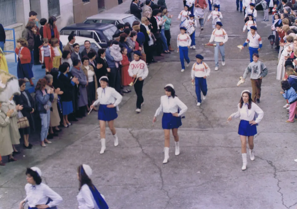 Majorettes, tambores, bombos y cornetas de San Mateo de Gallego