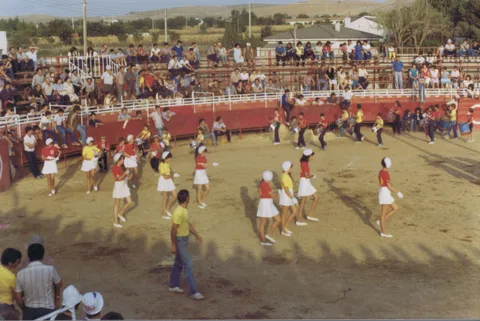 Majorettes, tambores, bombos y cornetas de San Mateo de Gallego
