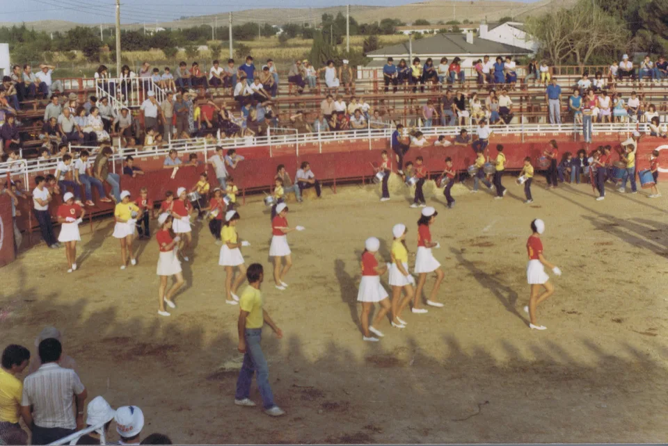 Majorettes, tambores, bombos y cornetas de San Mateo de Gallego