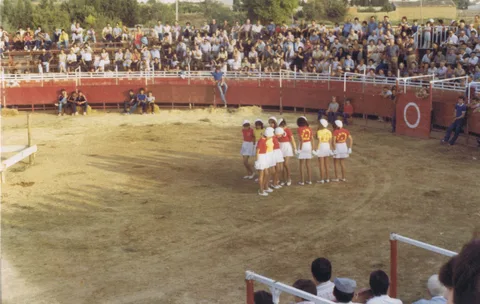 Majorettes, tambores, bombos y cornetas de San Mateo de Gallego
