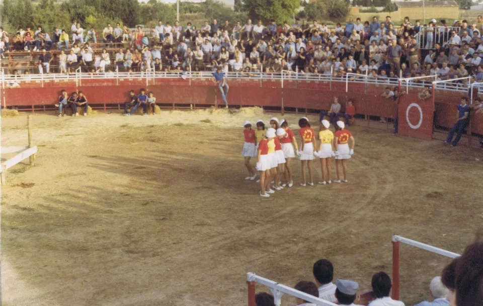 Majorettes, tambores, bombos y cornetas de San Mateo de Gallego