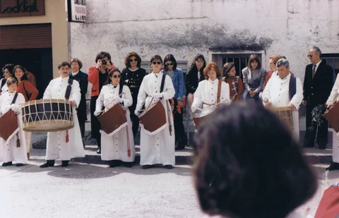 Majorettes, tambores, bombos y cornetas de San Mateo de Gallego