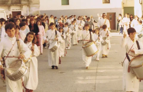 Majorettes, tambores, bombos y cornetas de San Mateo de Gallego
