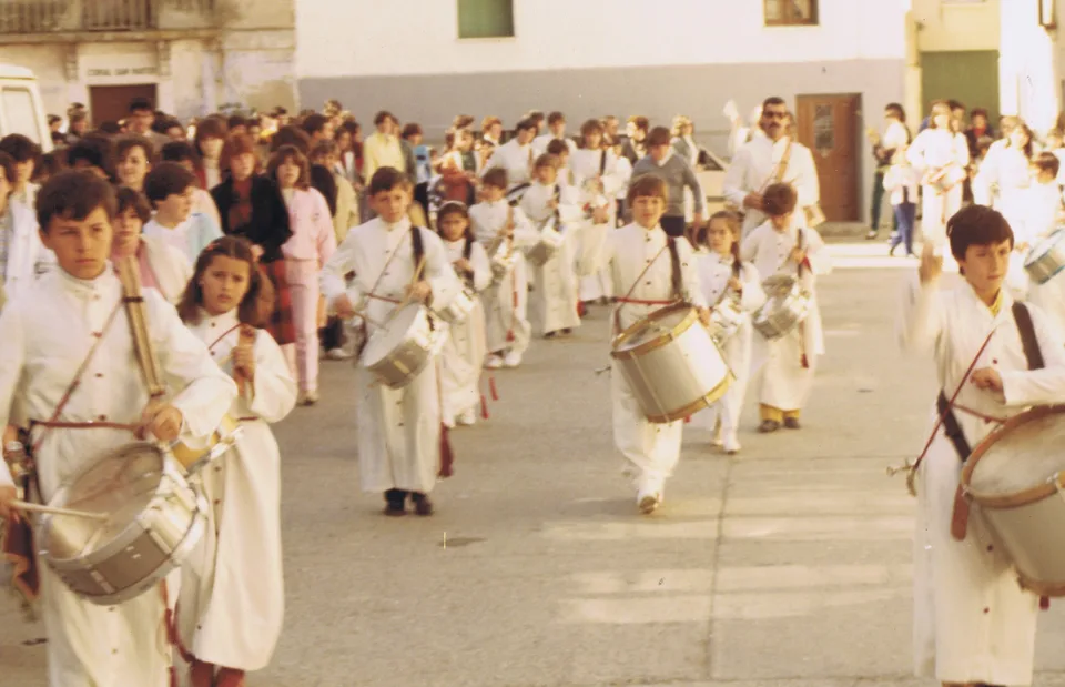 Majorettes, tambores, bombos y cornetas de San Mateo de Gallego