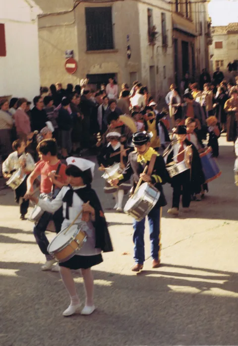 Majorettes, tambores, bombos y cornetas de San Mateo de Gallego