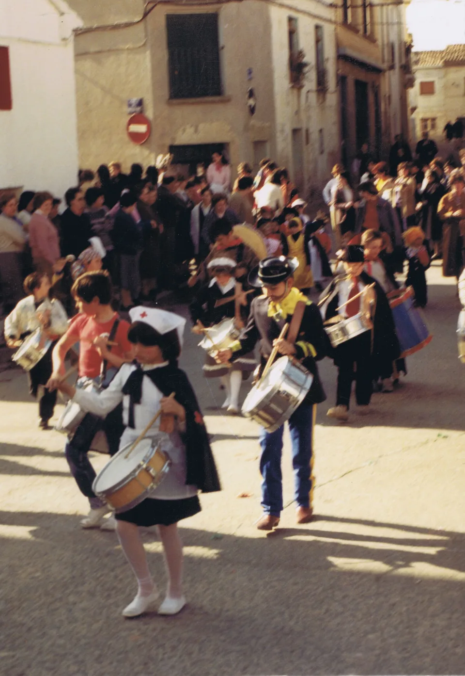 Majorettes, tambores, bombos y cornetas de San Mateo de Gallego