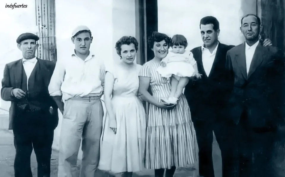 Fotografía antigua de un grupo vestido de fiesta