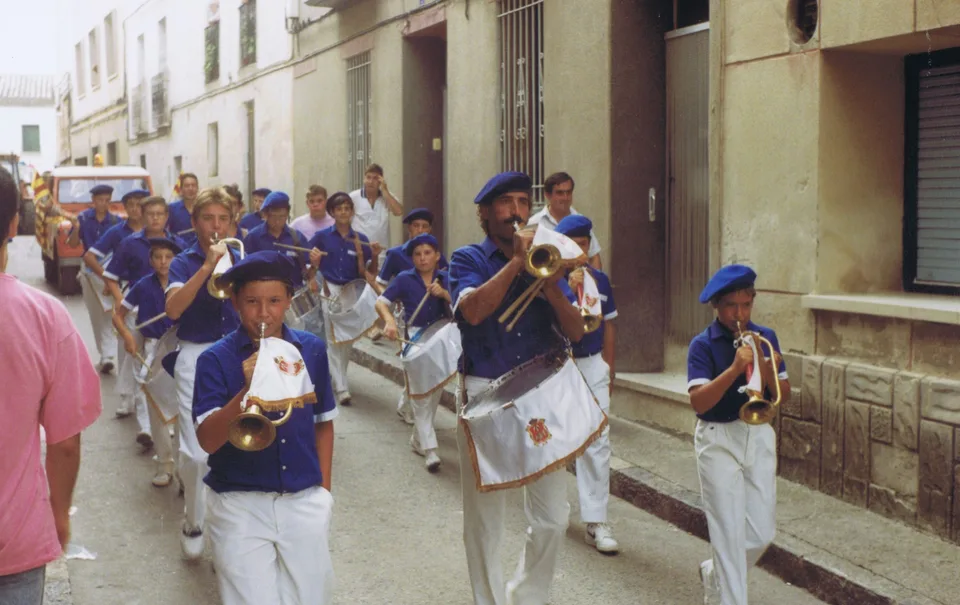 Majorettes, tambores, bombos y cornetas de San Mateo de Gallego
