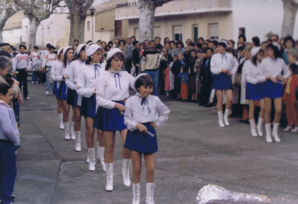 Majorettes, tambores, bombos y cornetas de San Mateo de Gallego