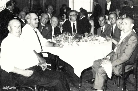 Un grupo de personas reunidas alrededor de una mesa