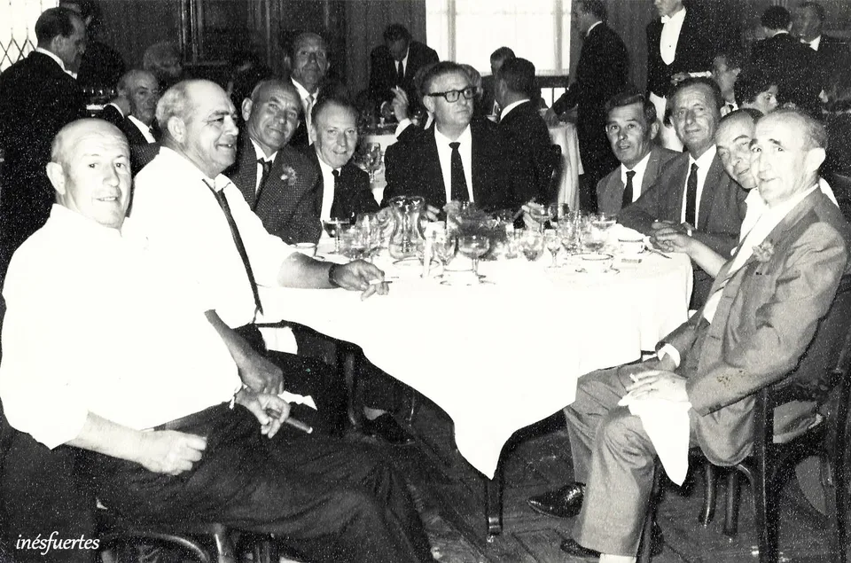 Un grupo de personas reunidas alrededor de una mesa
