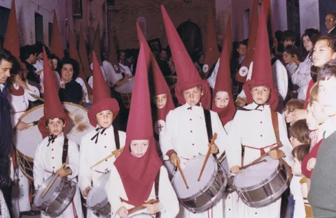 Majorettes, tambores, bombos y cornetas de San Mateo de Gallego