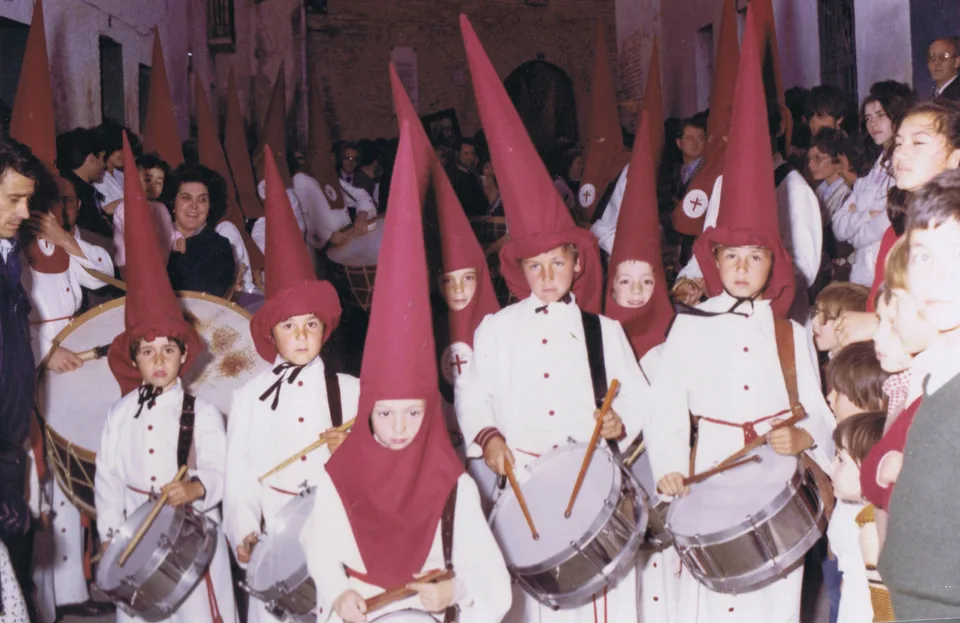 Majorettes, tambores, bombos y cornetas de San Mateo de Gallego