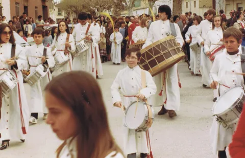 Majorettes, tambores, bombos y cornetas de San Mateo de Gallego