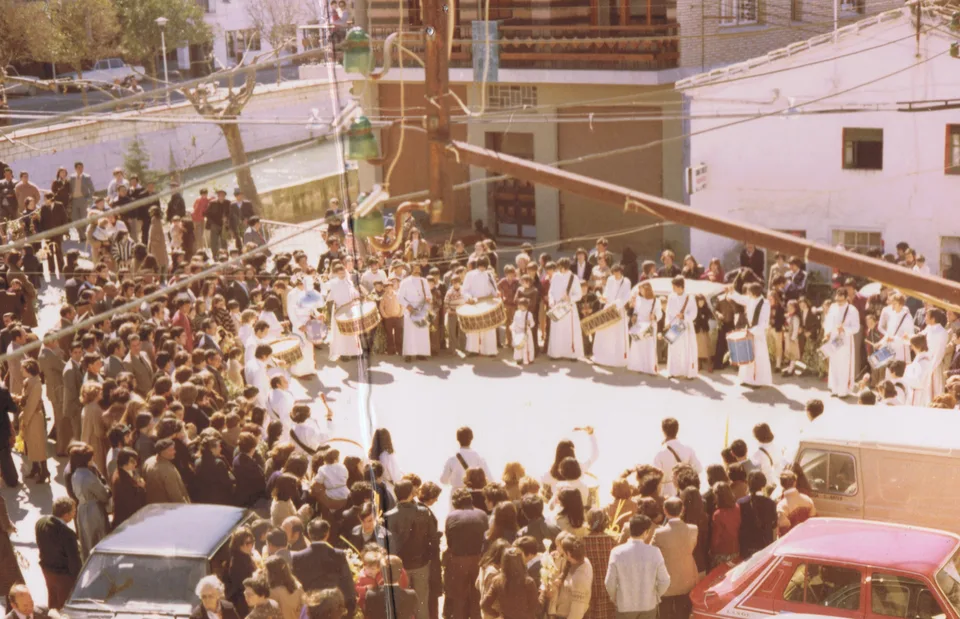 Majorettes, tambores, bombos y cornetas de San Mateo de Gallego