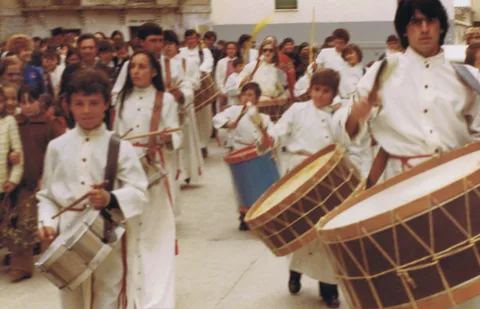 Majorettes, tambores, bombos y cornetas de San Mateo de Gallego