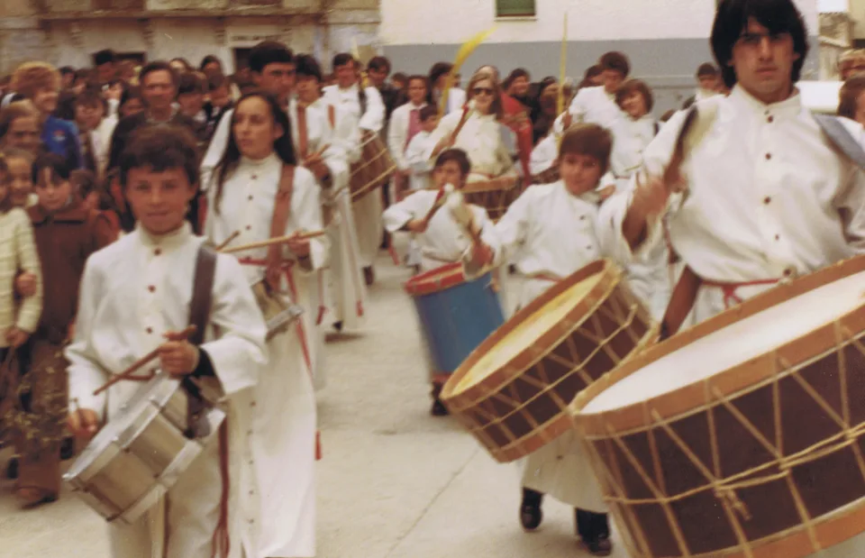 Majorettes, tambores, bombos y cornetas de San Mateo de Gallego