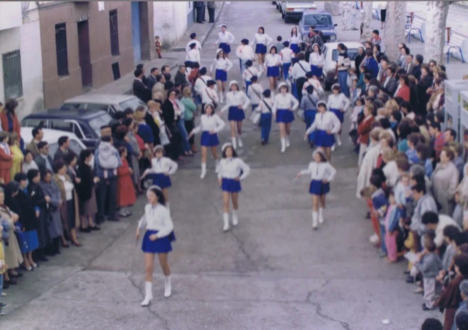 Majorettes, tambores, bombos y cornetas de San Mateo de Gallego