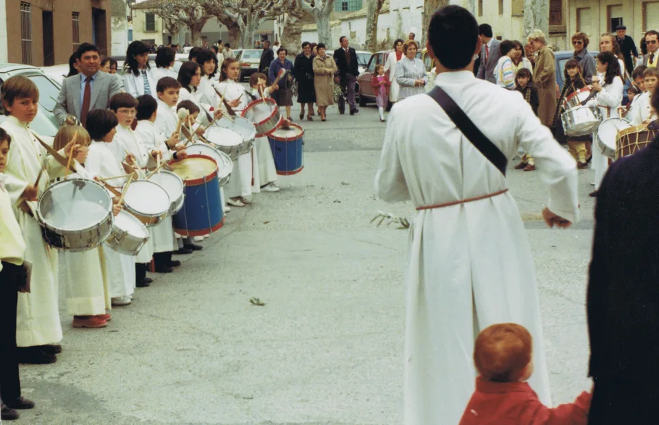 Majorettes, tambores, bombos y cornetas de San Mateo de Gallego
