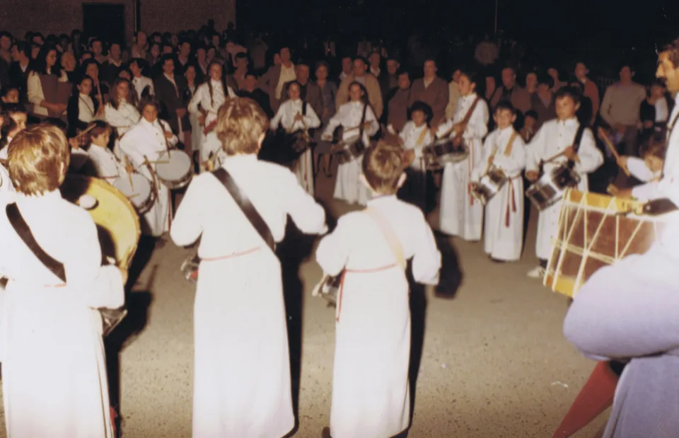 Majorettes, tambores, bombos y cornetas de San Mateo de Gallego