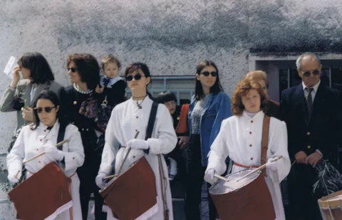 Majorettes, tambores, bombos y cornetas de San Mateo de Gallego