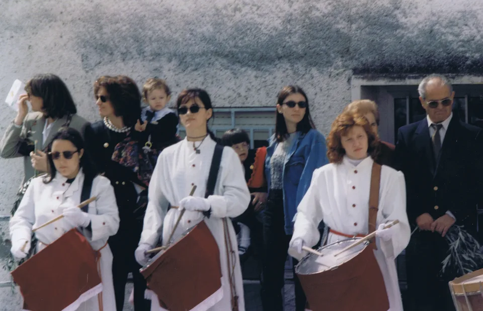 Majorettes, tambores, bombos y cornetas de San Mateo de Gallego